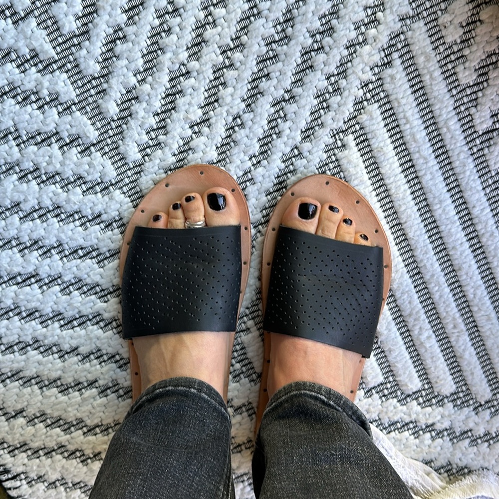 BEEK Mockingbird Perforated Slides Sandals BLACK Sz 10